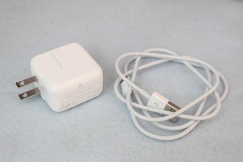 アダプタとライトニングケーブル