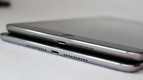 下面はスピーカーの穴の形状が変わった