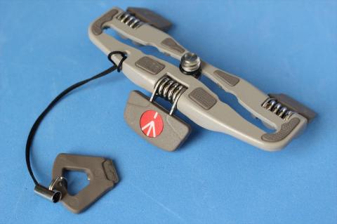 本体にストラップホールあり