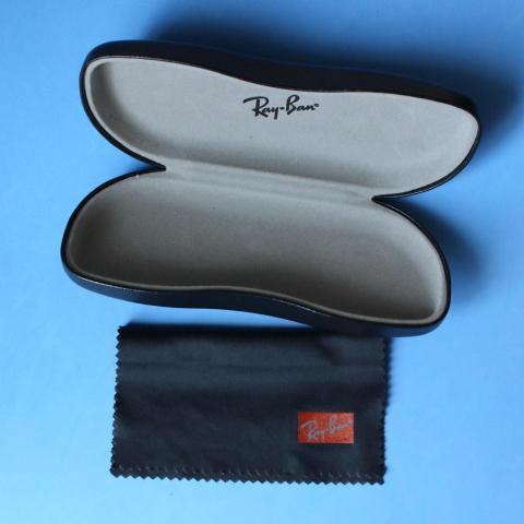 ロゴの入ったクリーナーが付属