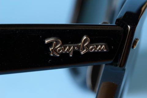 テンプルのRey-Banロゴは立体的