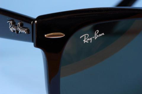 右レンズのRey-Banロゴ