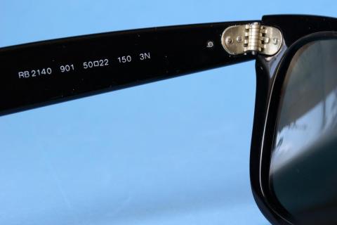 左テンプル内側にモデル名が入る