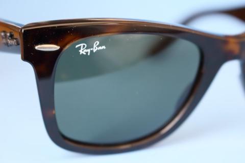 右レンズのRay-Banロゴ