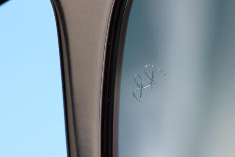 レーザーエッチングは裏面から