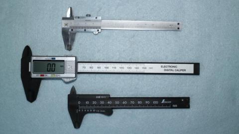 所有するノギスと並べてみた