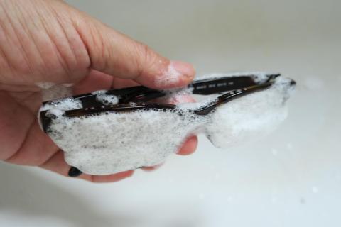 レンズやフレームにスプレーし・・・