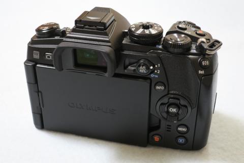 バリアングル液晶を搭載する