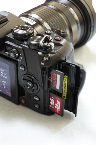 デュアルカードスロット