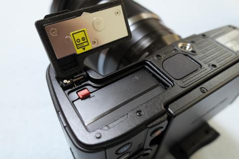 バッテリーカバー部にも防水パッキンを装備