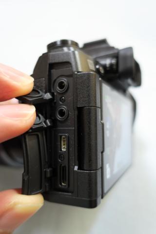 左にマイク、ヘッドホン、HDMI、USB