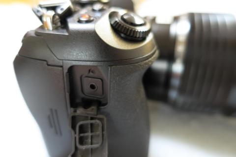 右側面にはリモコン用プラグ