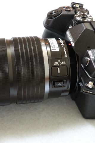 左側面には、ISのON/OFFと、Fnボタン