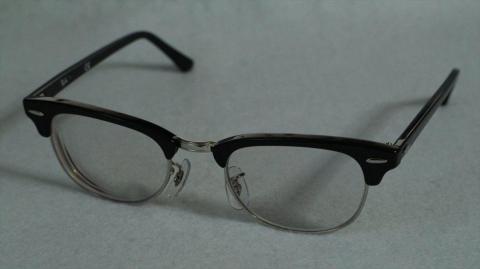 カラーはブラック×シルバー