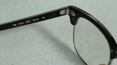 左テンプルにはモデル名とサイズ表記