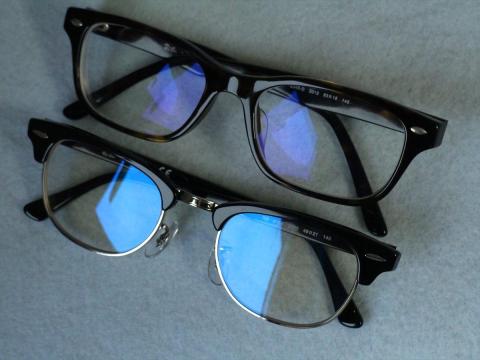 上が普通のブルーライトカット