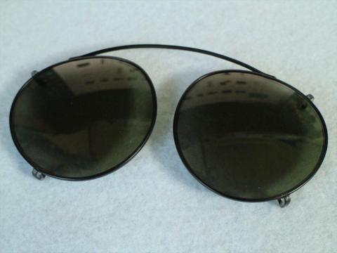 正面から見ると、4隅に小さな爪がある