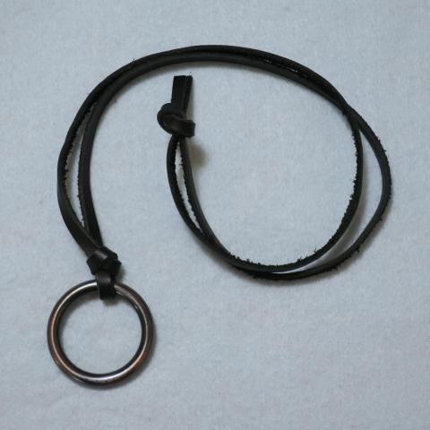 革紐にリングを止めただけ