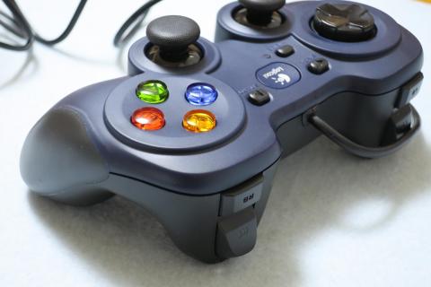 トリガーボタン(左右の前面下側)がアナログ