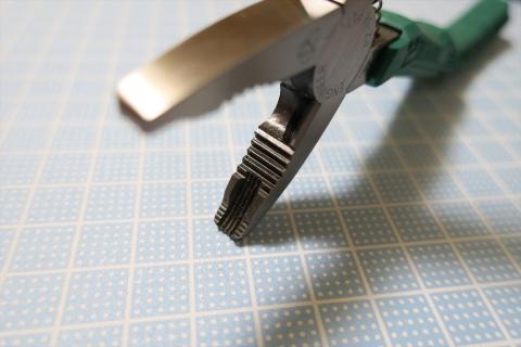 この縦溝がビスを捉える