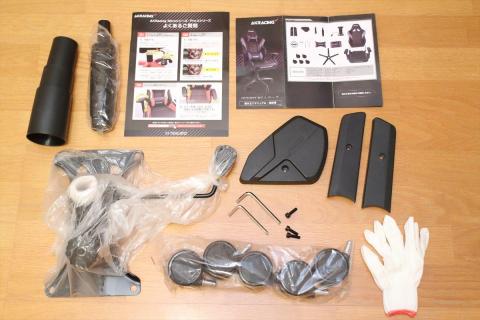 ダンボールの小箱内のパーツ類