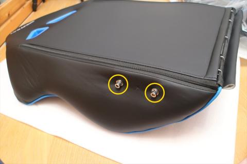 黄丸のビス(左右4本)を外す