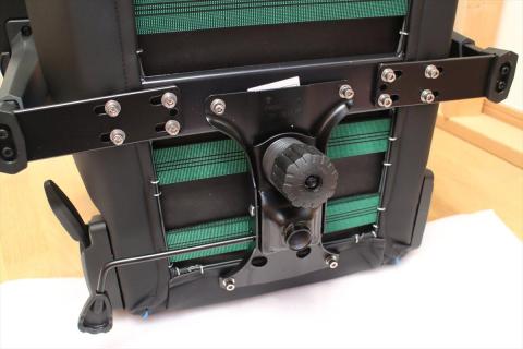 外したビスで取り付ける