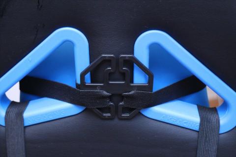 肩部分の穴から通してクリップで固定