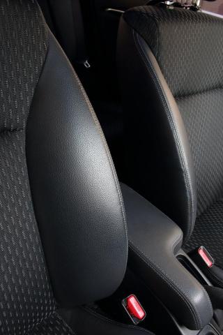 サイド、アームレストが