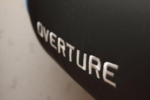 座部には『OVERTURE』
