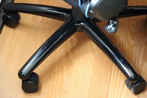 ダイキャスト製の脚部