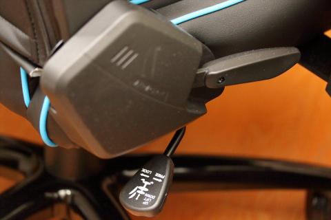 座面高さとロッキングON/OFF用レバー