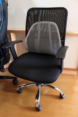 ダイソーのランバーサポートを装着