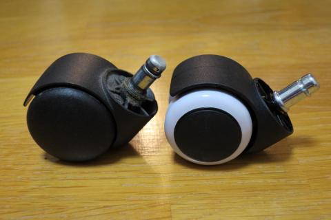 外したキャスターと比較