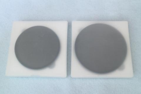 半透明ケースに入っている