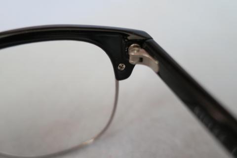 ユニクロのは金属ヒンジ