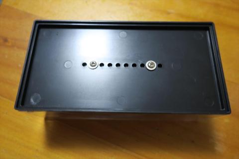 裏側からビス止め(△型特殊ビス)されている