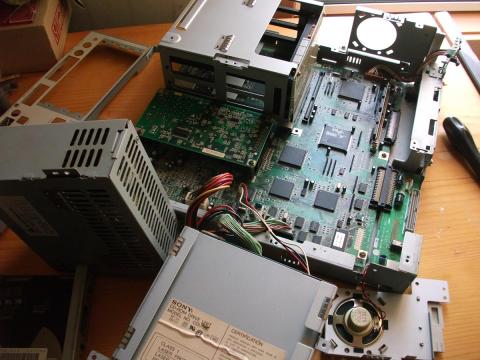 本体ケース、FDDマウンタ、後部パネル/CDマウンター、電源、Cバスの順番でばらしていく