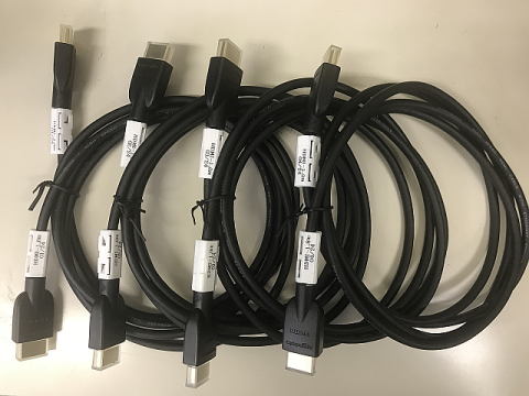 HDMIケーブル両端に装着後(写真上は4本のみ、あと20本も同様)