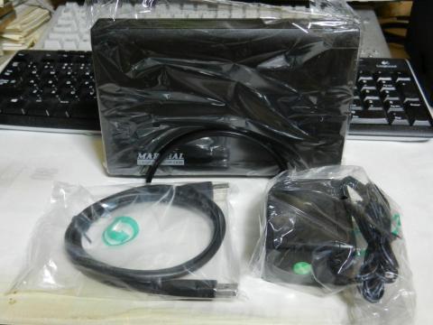 中身は本体、スタンド、ACアダプタ、USB3.0ケーブルのみ。後は保証書が付いています。