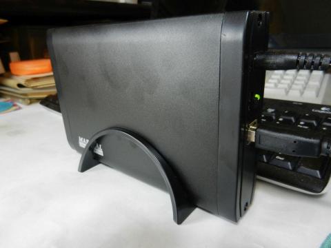 背面。電源ケーブル、電源スイッチ、USB3.0ケーブル差込口、LEDインジケータランプ。