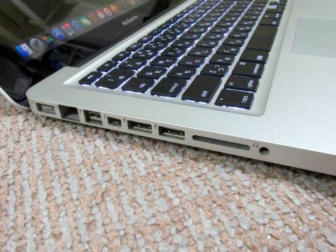 電源はマグネット式なので、足を引っ掛けても大丈夫でした(既に何度かやってます)