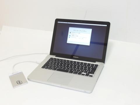 変換アダプタを使い、SSDを接続。「Command + R」を押しながら「ディスクユーティリティ」を起動する