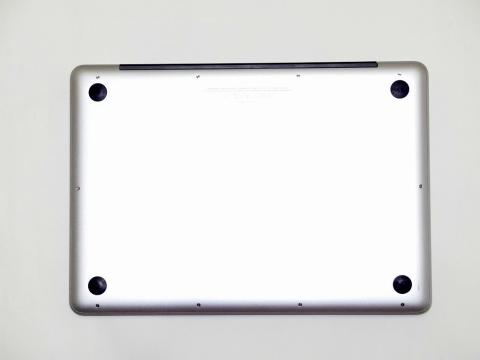 ボトム部にある計10本のネジをとりはずすだけで、内部にアクセスできます。