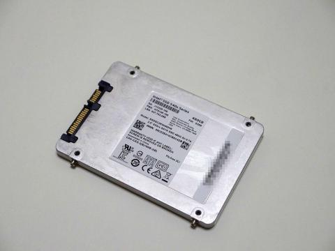 外した4つのマウンタをSSDに装着します。