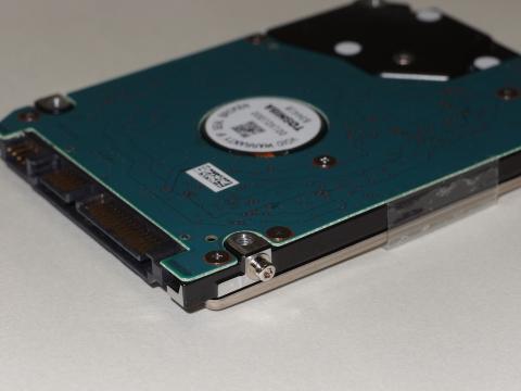 HDDの四隅にマウンタネジがあるため、T6ドライバーで外します。