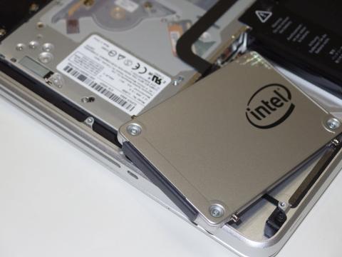 SSDにケーブルを装着します。