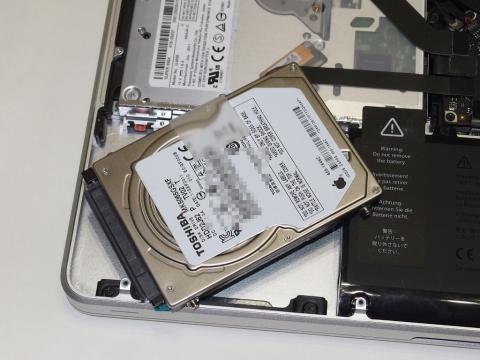 上側のバーを取り外して、フラットケーブルコネクタを外せばHDDを取り外すことができます。