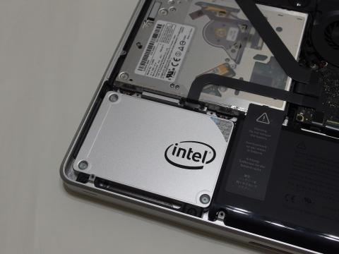 下側にあるマウンタにはめ込みます。