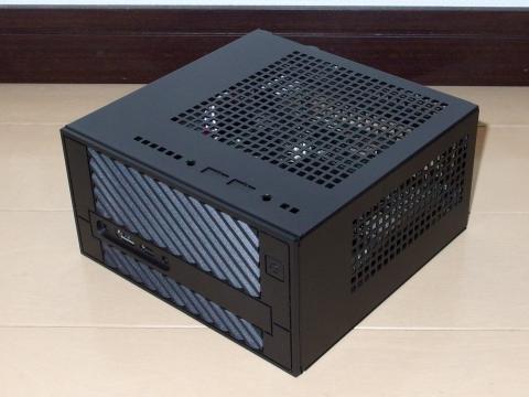 スチール製のやや無骨な印象もある筐体